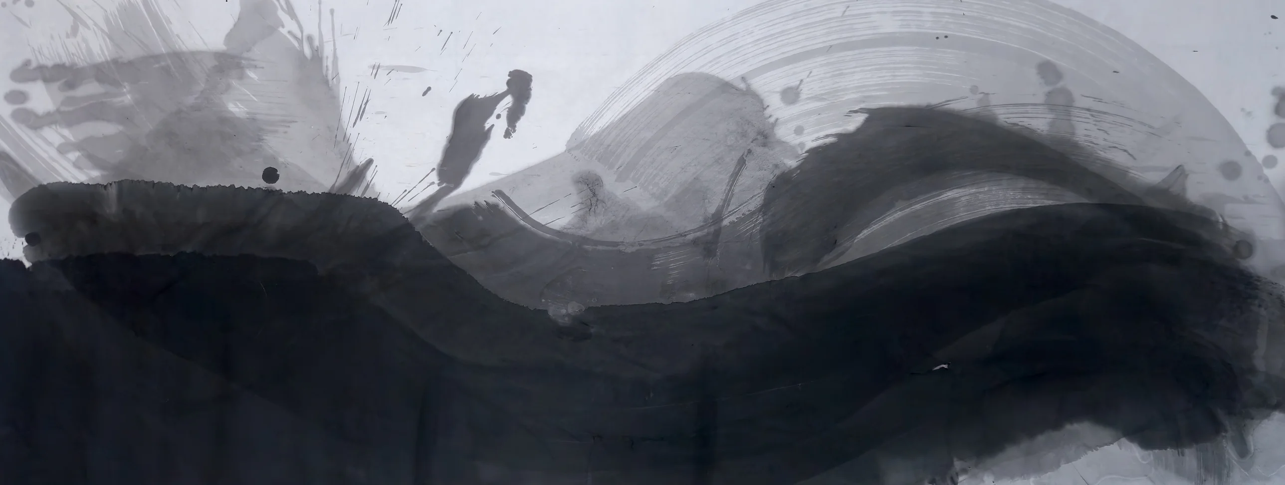 Wide ink painting: a heavy black wave fills the lower half, a streaked grey arc curls upper right, and pale grey splashes sit upper left.
