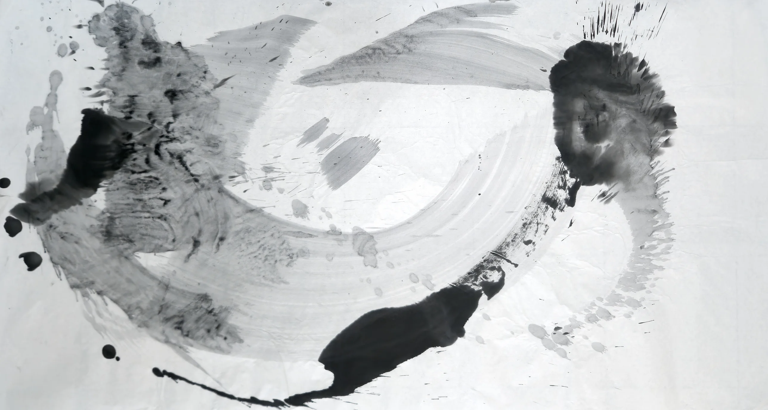 Wide ink painting: a pale grey brushed ring circles an open centre, with dark masses at left, upper right and bottom, and scattered spatter.