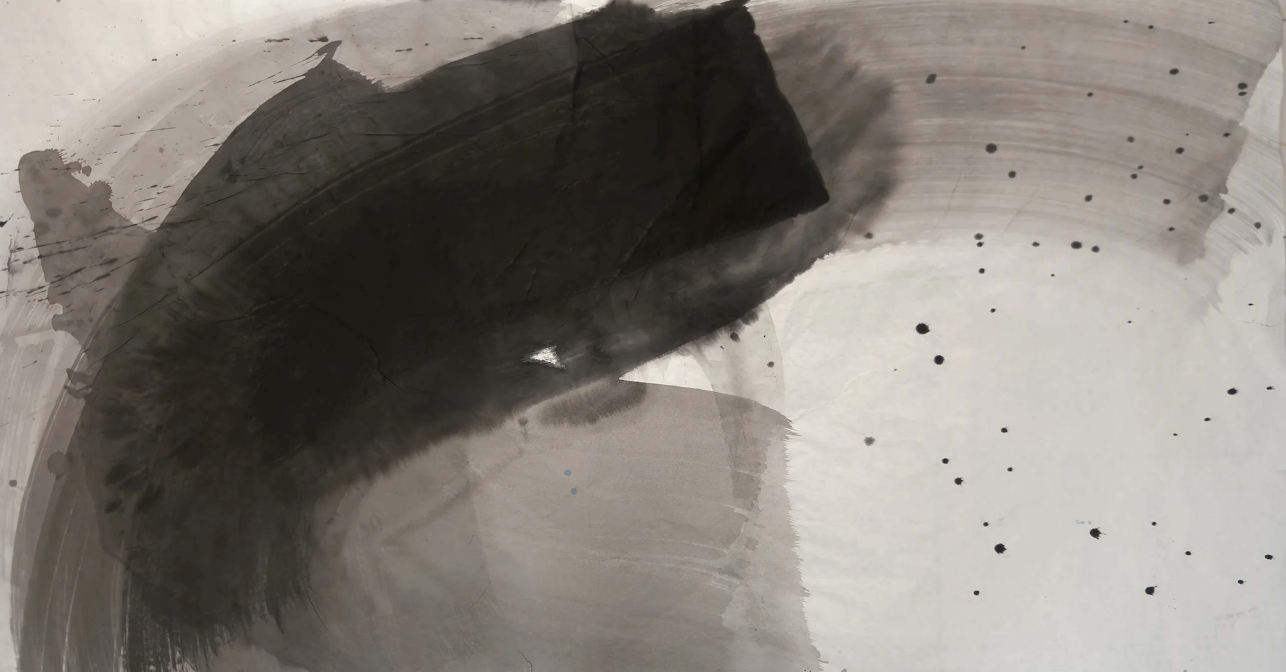 A broad black arc rises from lower left to a squared end at top centre over grey washes; dark dots scatter across pale right.
