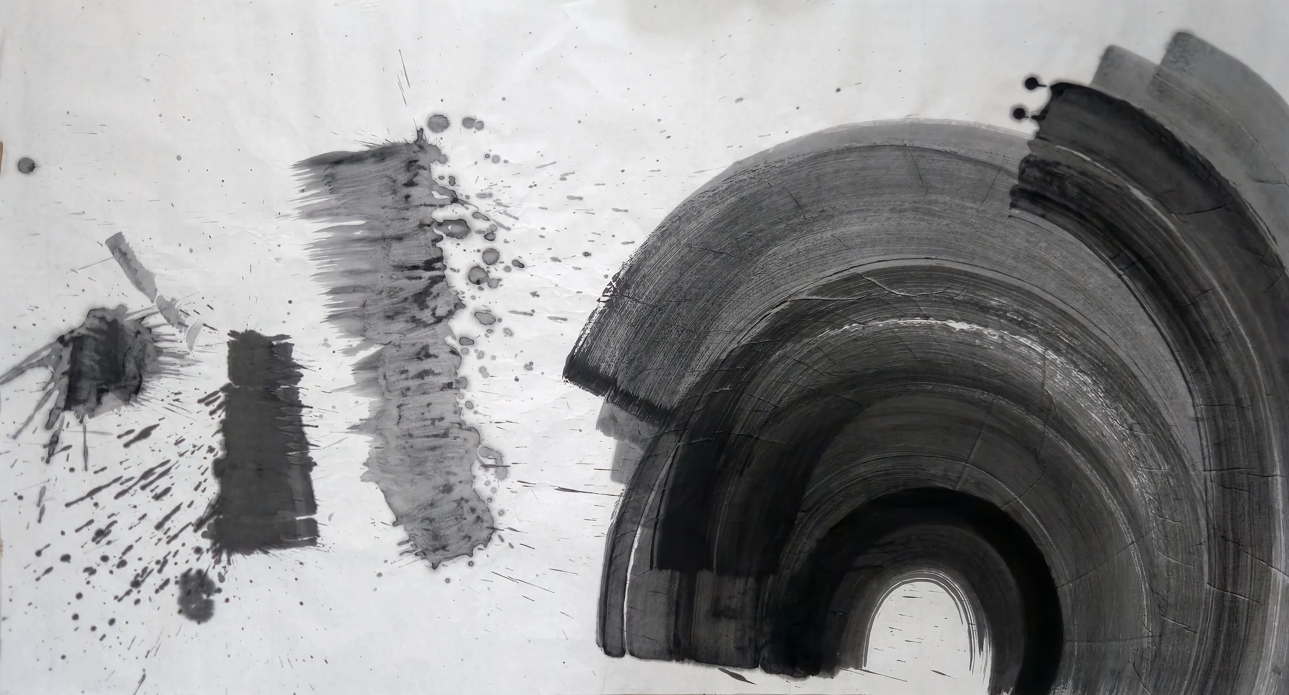 Large dark concentric arcs at right around a small white arch; at left, a dark block, a grey column and a spattered blot.