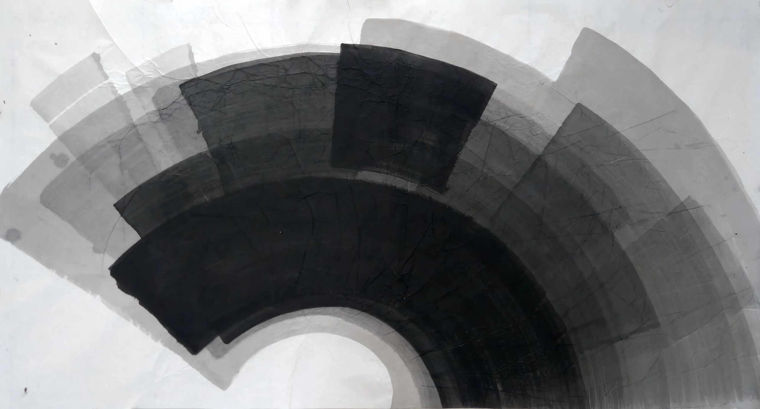 A large fan of concentric arcs, pale grey outside to black inside, curves from the left edge over the top to the bottom right around a white half-circle.