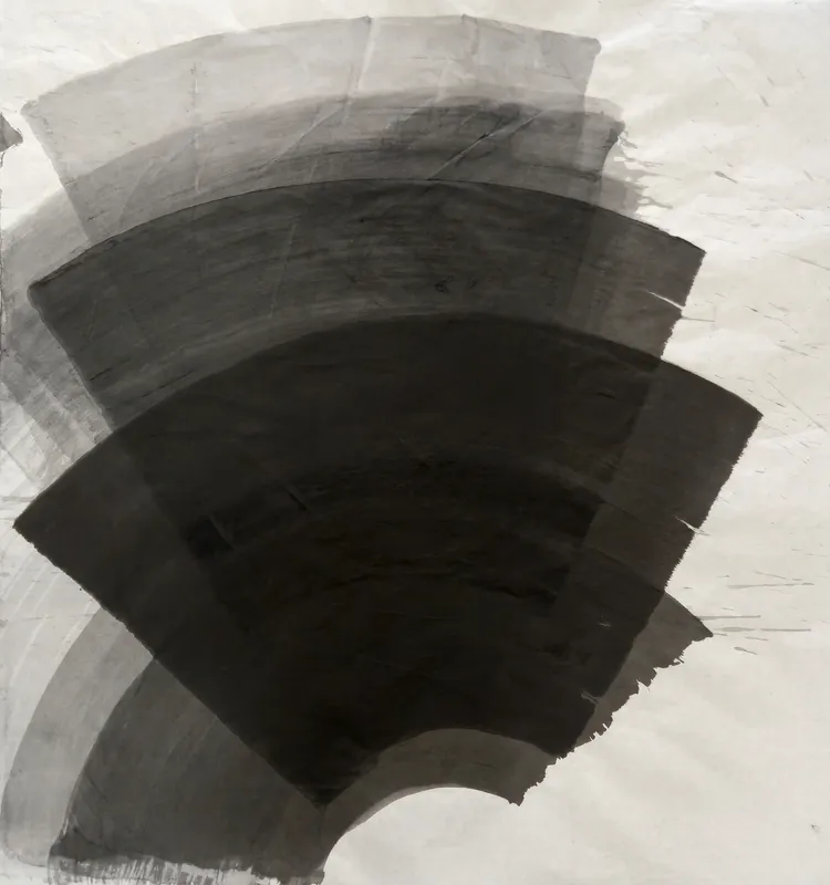 T_370: Stacked arc-shaped ink bands, pale grey at top to near black at centre, fan upward from a curved gap at bottom; right side mostly blank.